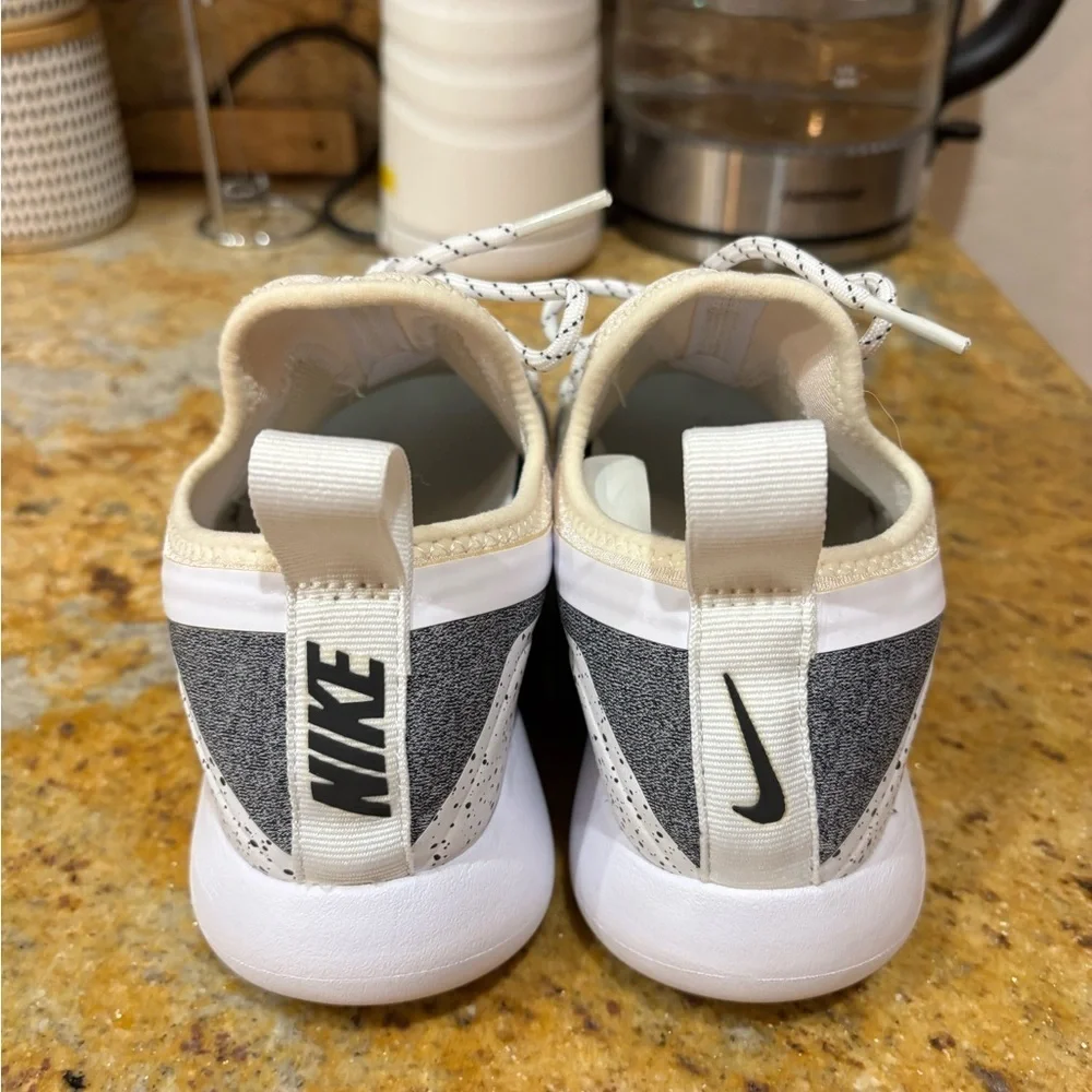 Nike lunarcharge size 6